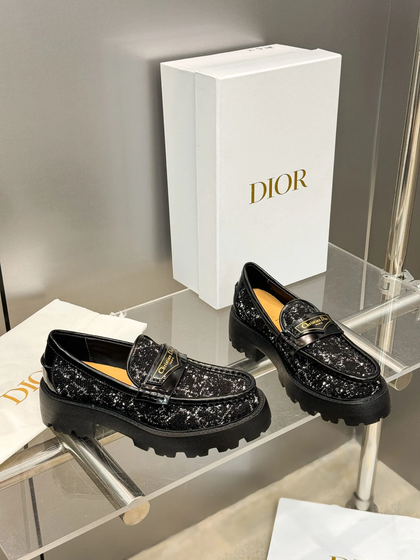 👟👟Ex-factory price 600👟👟 Dior 2024 new autumn and winter D-Boy letter logo color-blocked thick-soled women's shoes. Star's same style slip-on belt buckle round-toe retro low-heeled loafers. Material: imported open-edge beaded cowhide stitching eco-friendly rattan plaid tweed + water-dyed sheepskin lining + original molded IP outsole. Bottom thickness: 3.5CM Size: 35-42 (41.42 customized, non-refundable and non-exchangeable)